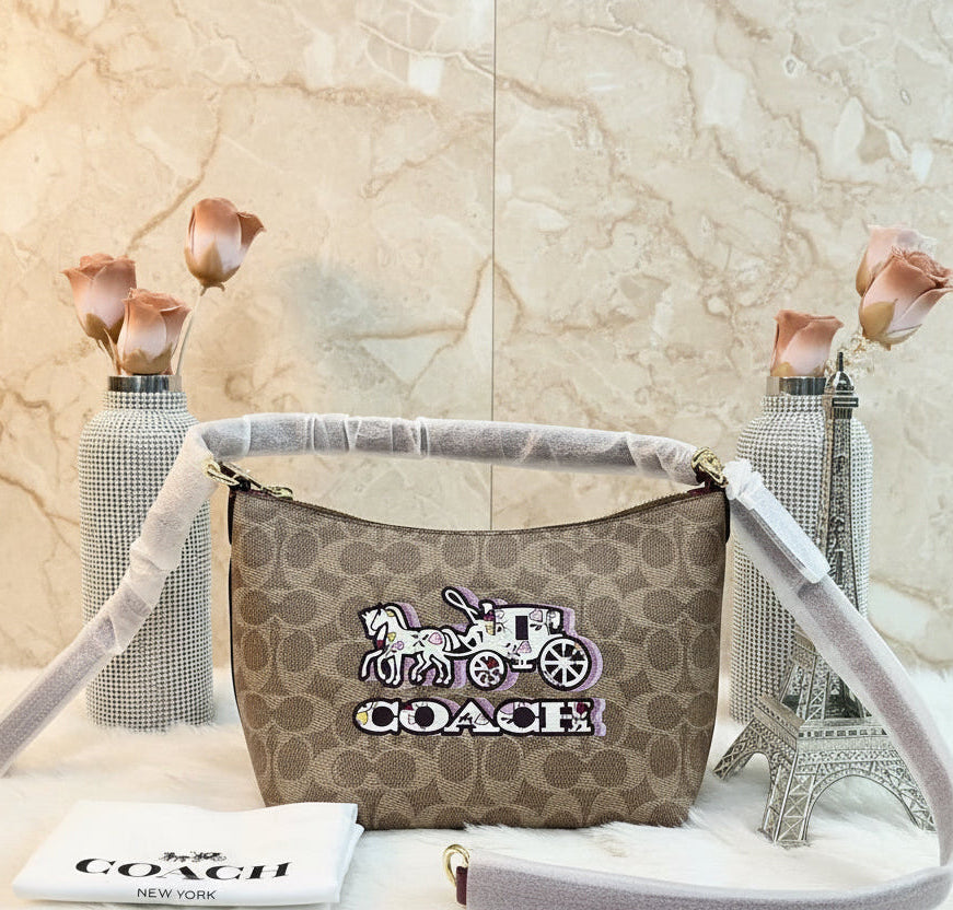 حقيبة كتف/حقيبة كروس بودي من كوتش بايتون بنقشة الحصان والعربة المميزة