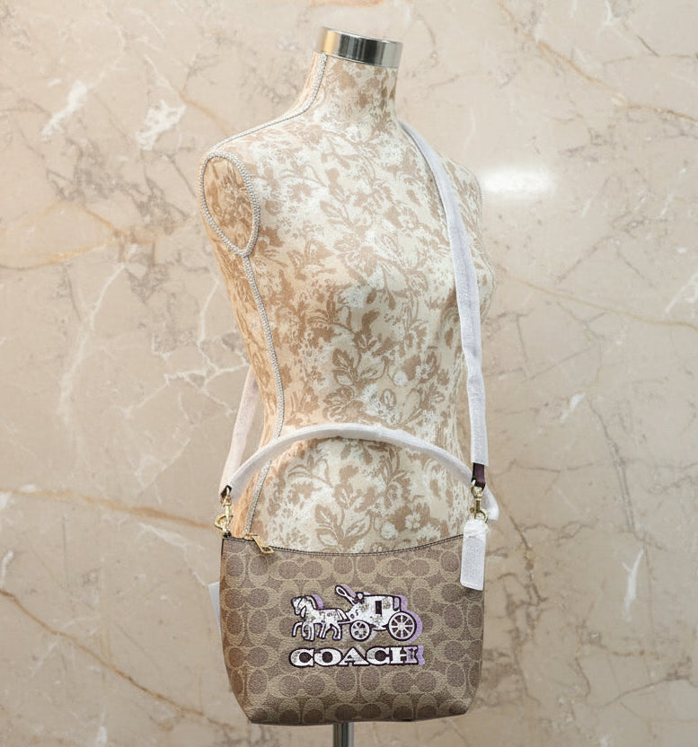 حقيبة كتف/حقيبة كروس بودي من كوتش بايتون بنقشة الحصان والعربة المميزة