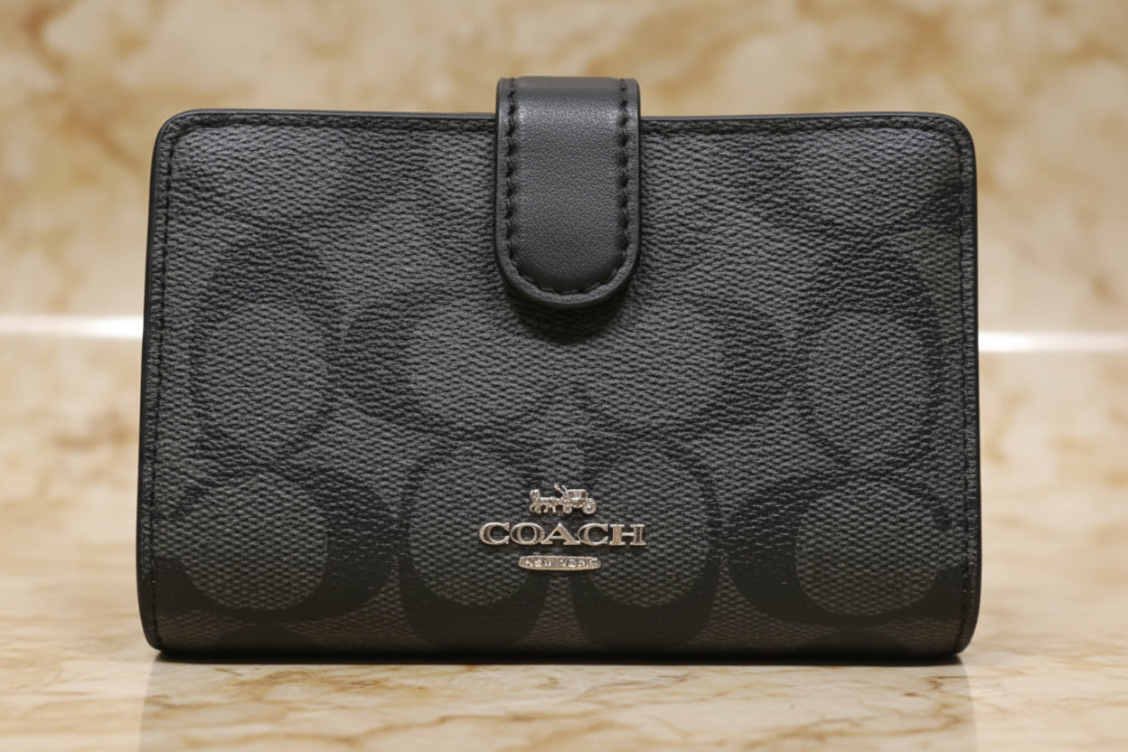 محفظة كوتش ثنائية الطي متوسطة الحجم بسحاب في الزاوية