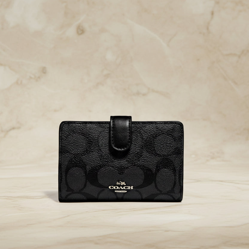 محفظة كوتش ثنائية الطي متوسطة الحجم بسحاب في الزاوية