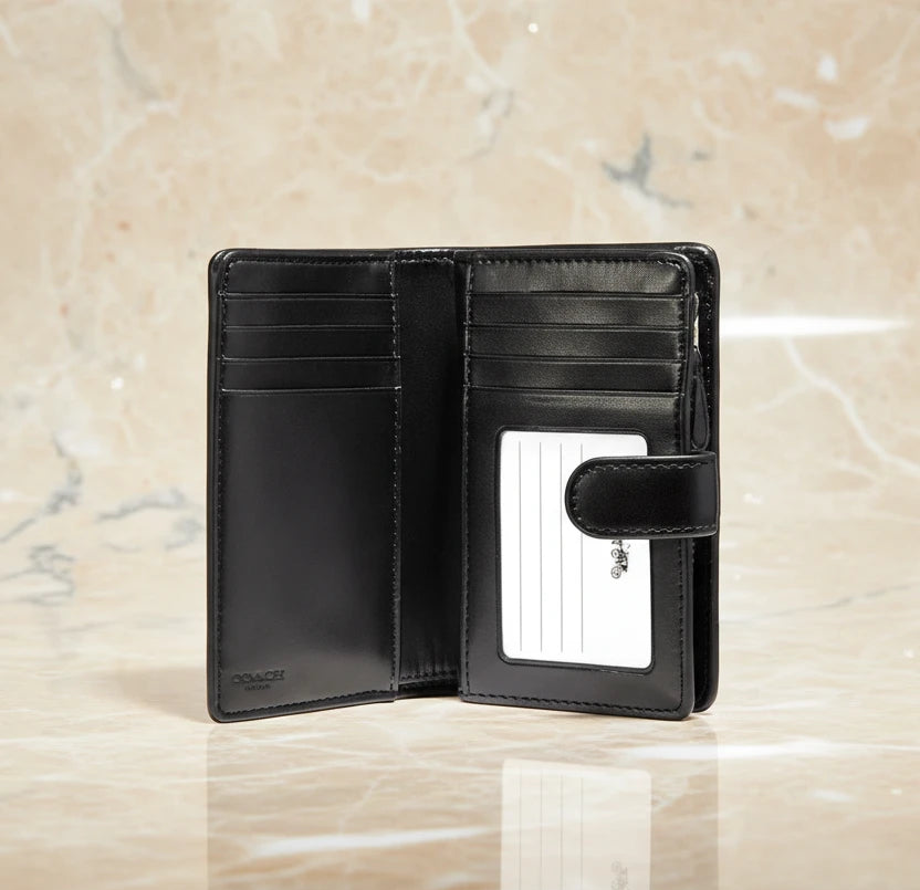 محفظة كوتش ثنائية الطي متوسطة الحجم بسحاب في الزاوية