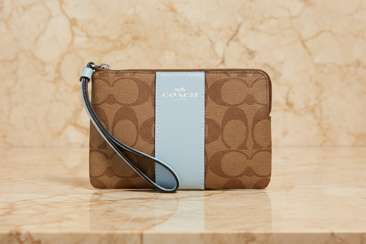 COACH SMALL CORNER SINGLE ZIP WRISTLET - SIGNATURE KHAKI/WATERFALL LIGHT BLUE